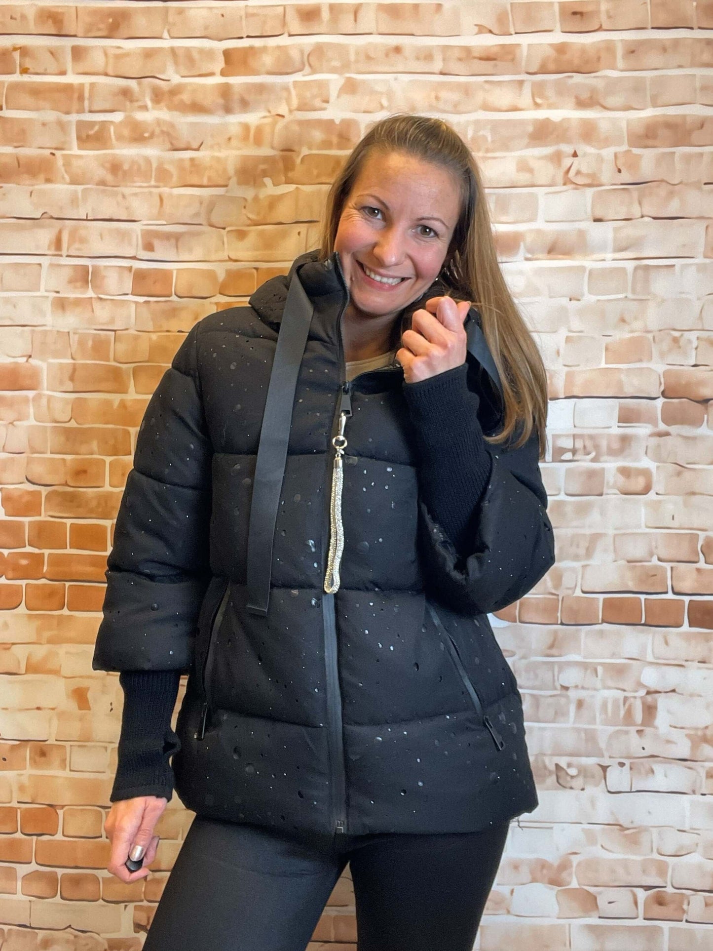 Schwarze kurze Winterjacke mit Strickärmeln