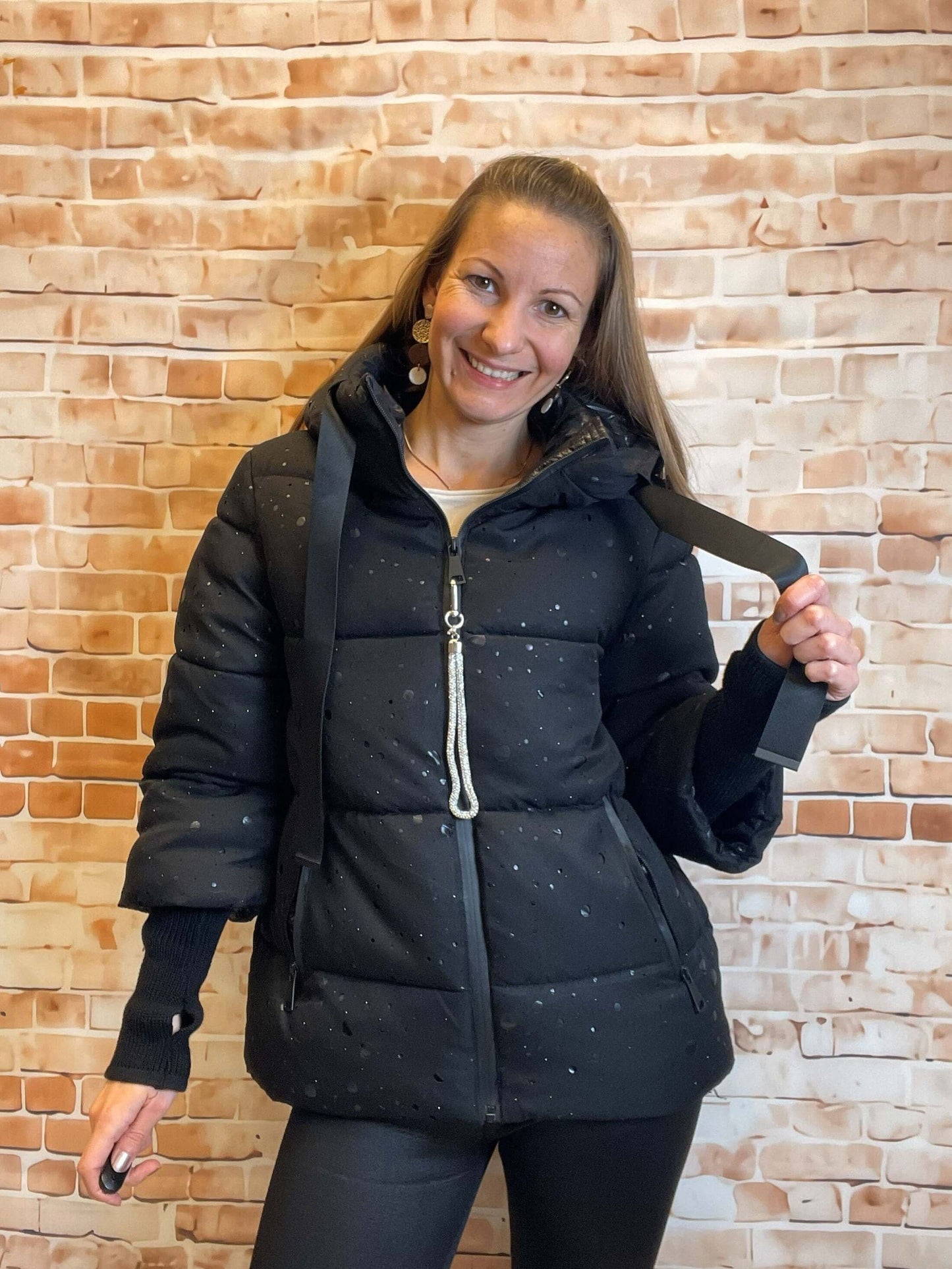 Schwarze kurze Winterjacke mit Strickärmeln