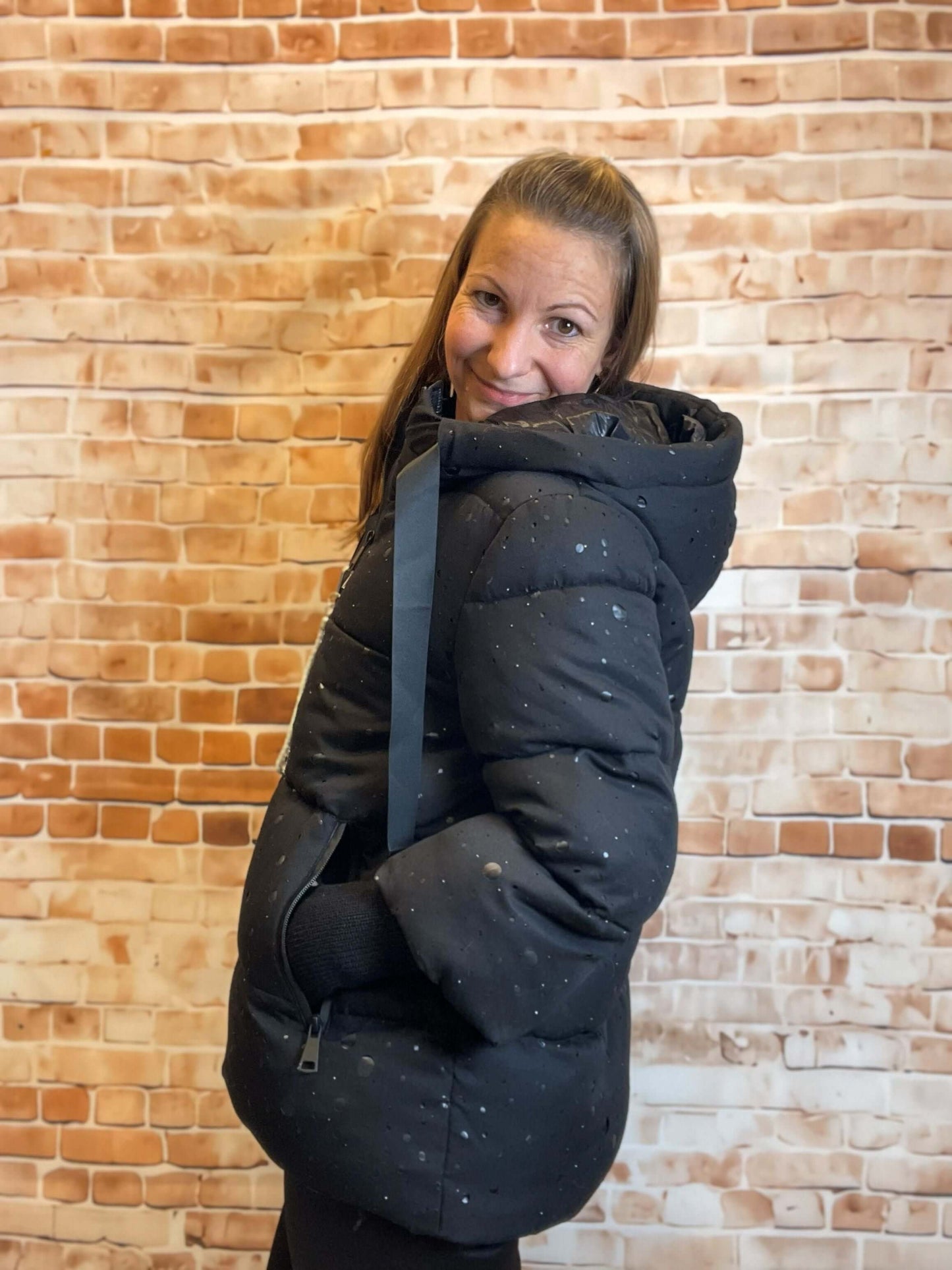Schwarze kurze Winterjacke mit Strickärmeln