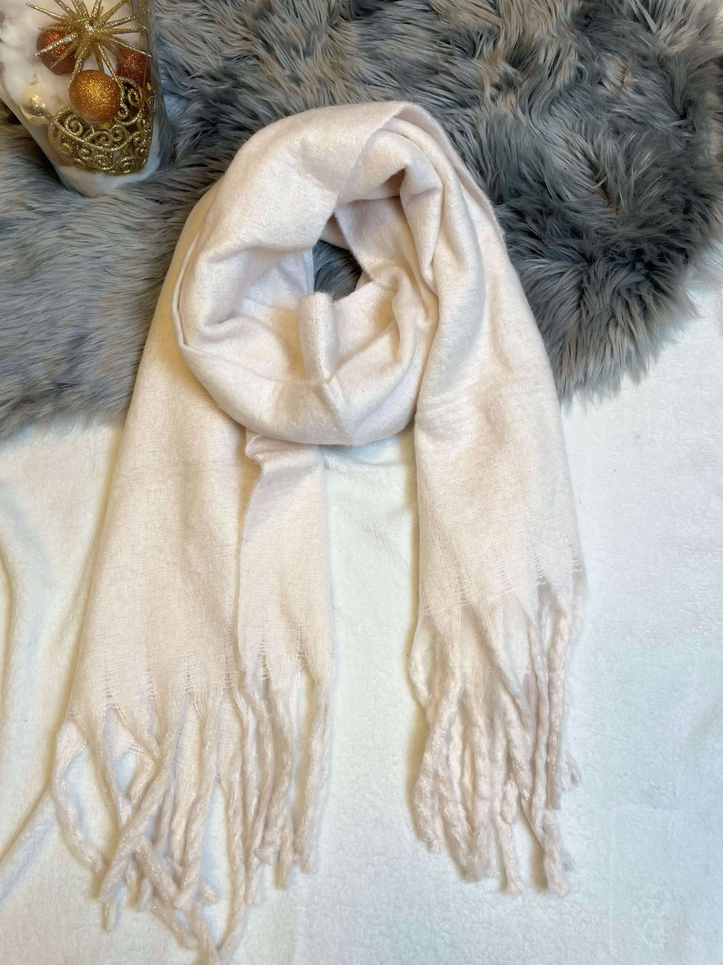 Einfarbiger dicker Wollschal mit Fransen