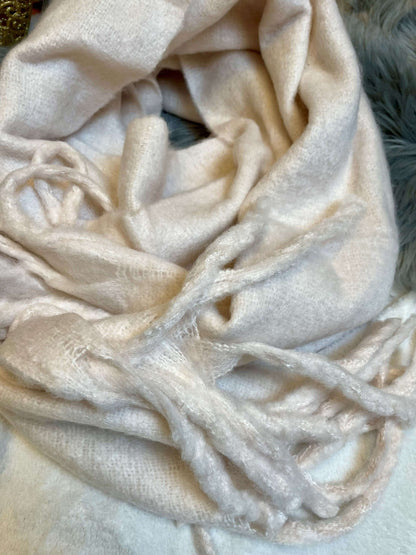 Einfarbiger dicker Wollschal mit Fransen