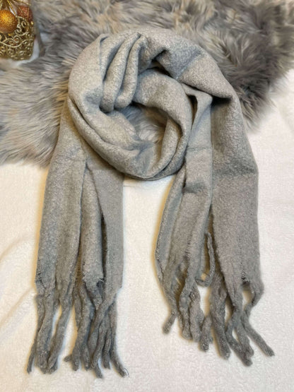 Einfarbiger dicker Wollschal mit Fransen