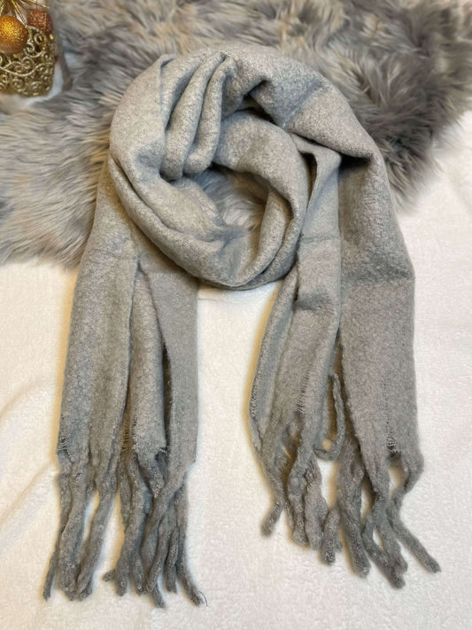 Einfarbiger dicker Wollschal mit Fransen