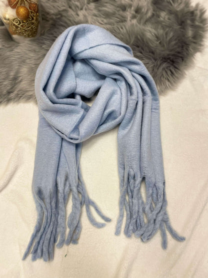 Einfarbiger dicker Wollschal mit Fransen