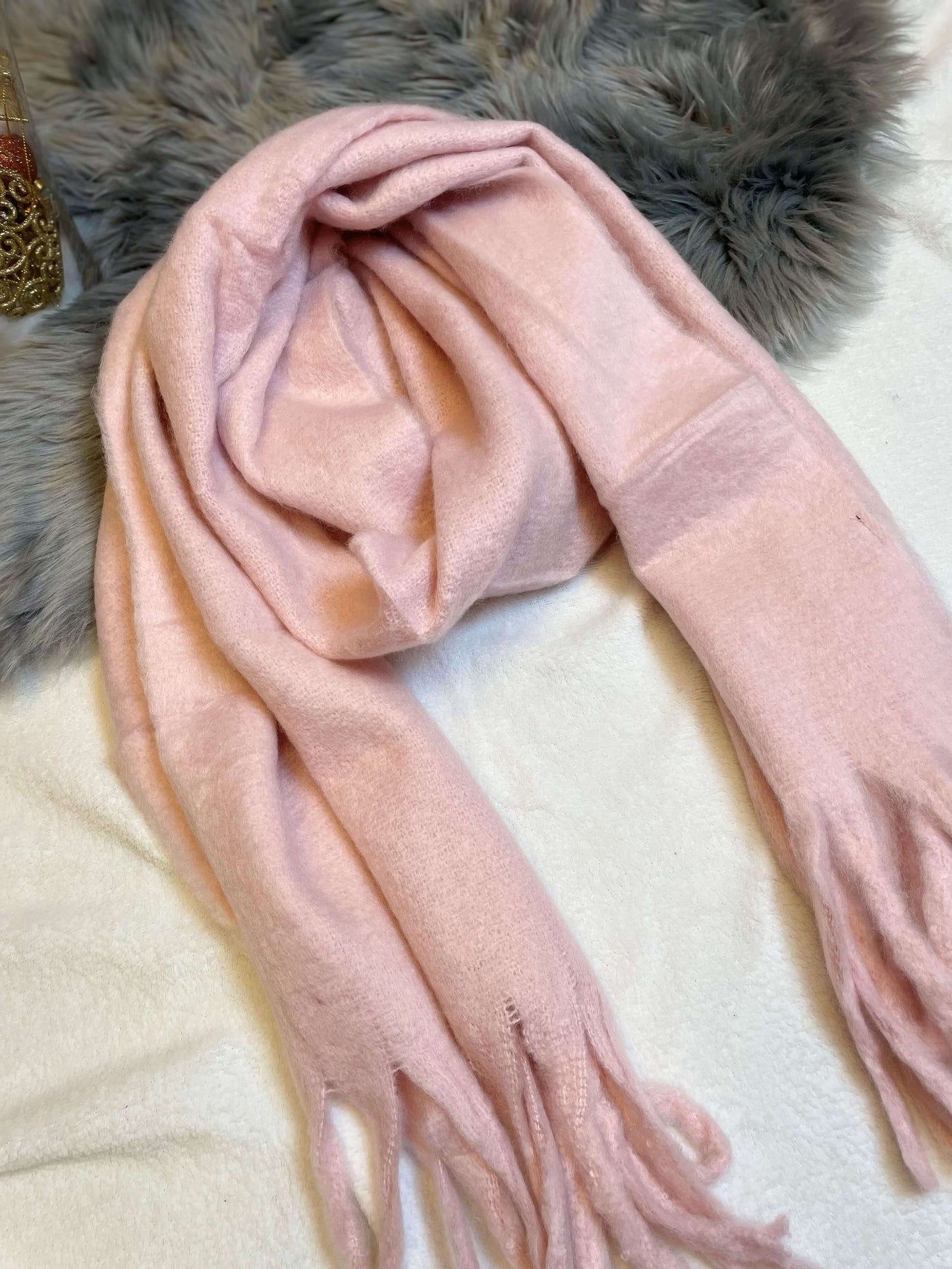 Einfarbiger dicker Wollschal mit Fransen