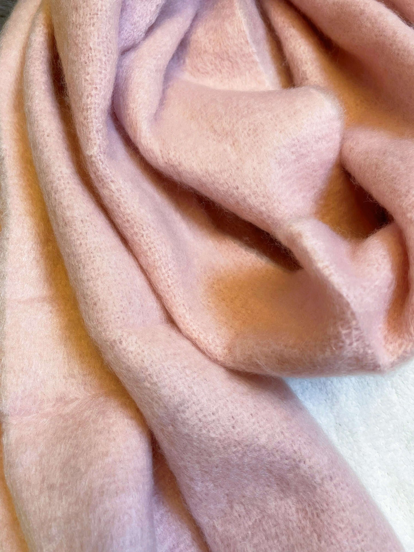 Einfarbiger dicker Wollschal mit Fransen