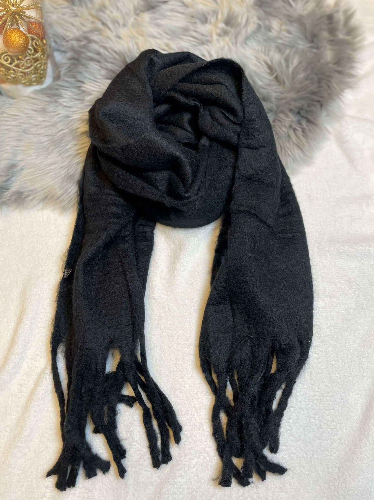 Einfarbiger dicker Wollschal mit Fransen